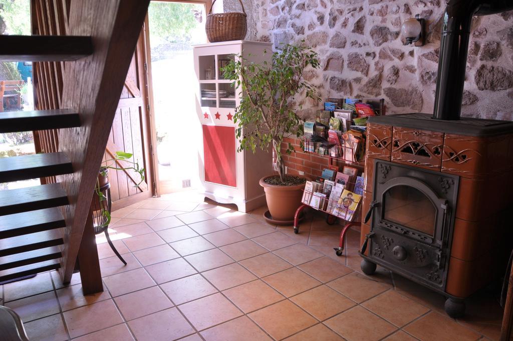 Hotel La Ferme Aux Abeilles Ambierle Esterno foto