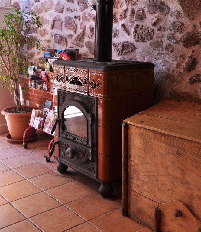 Hotel La Ferme Aux Abeilles Ambierle Esterno foto