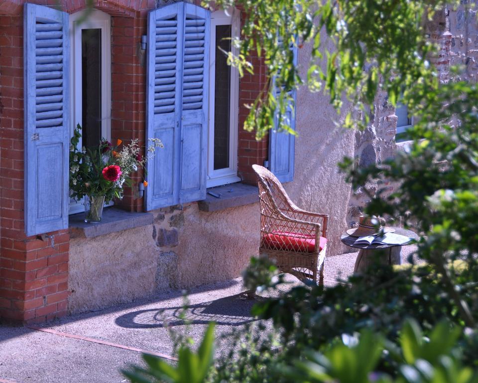 Hotel La Ferme Aux Abeilles Ambierle Esterno foto