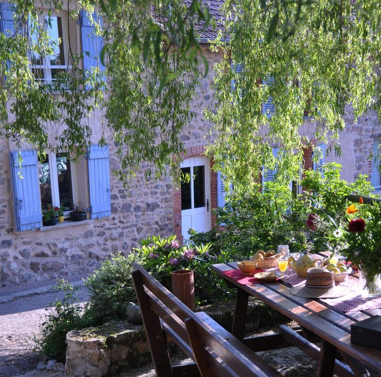 Hotel La Ferme Aux Abeilles Ambierle Esterno foto